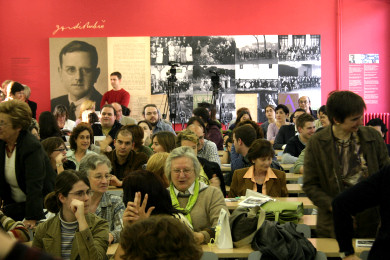 Públic assistent amb el mural fotogràfic dedicat a Jordi Rubió i Balaguer