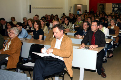 Familiars del Dr. Rubió, professors i diversos representants de les institucions en les primeres files.