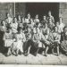 1932-1933. Grup de quinze alumnes de tercer curs a les escales de l'entrada de l'Escola de Bibliotecàries, a la Casa dels Canonges (Fotografies de l'Escola de Bibliotecàries - MDC)