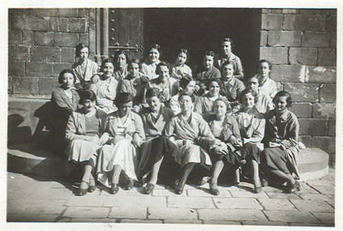 1932-1933. Grup de quinze alumnes de tercer curs a les escales de l'entrada de l'Escola de Bibliotecàries, a la Casa dels Canonges (Fotografies de l'Escola de Bibliotecàries - MDC)