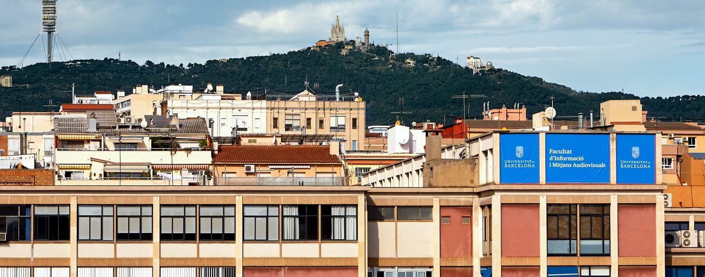 façana posterior de la FIMA amb edificis i Collserola i Tibidabo de fons