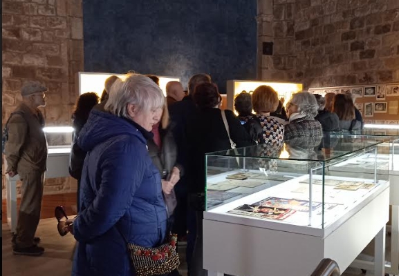 persones mirant vitrines a la biblioteca de catalunya