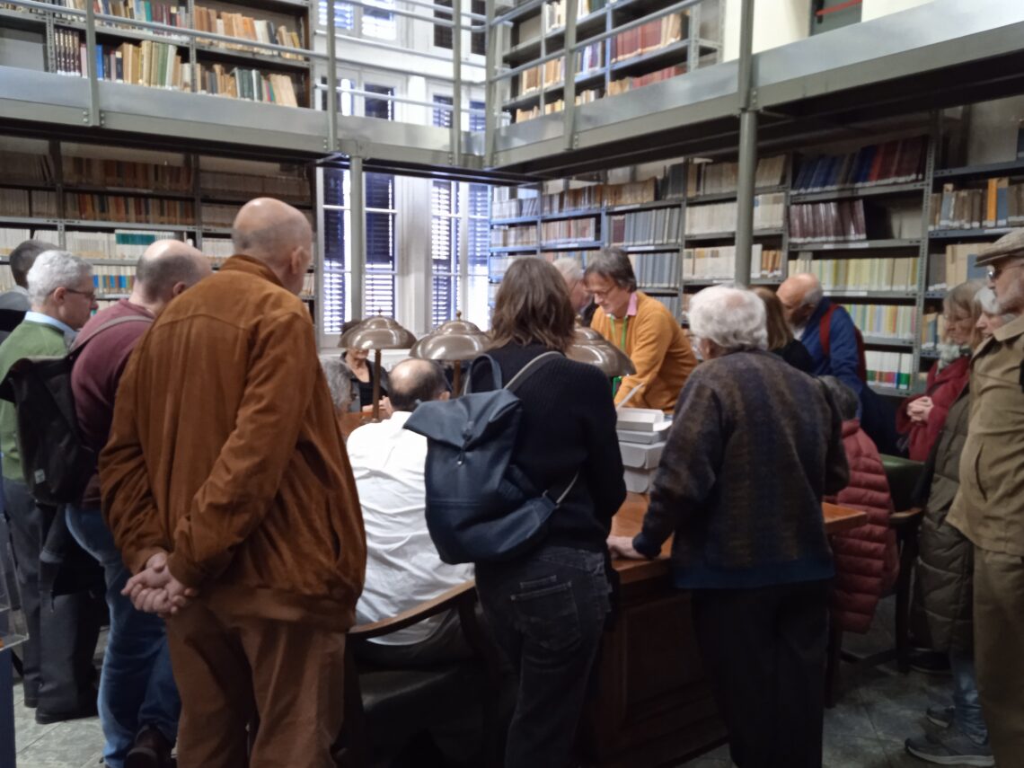 alumnes de visita a la Biblioteca episcopal