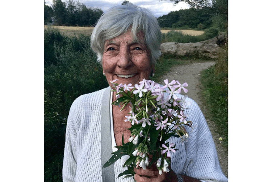 Carme Janer Ortega, bibliotecària, amb un ram de flors silvestres