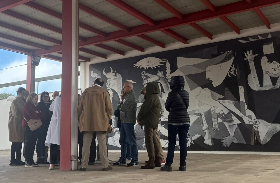 Alumnes universitat de l'experiencia davant del guernica del pavello de la republica